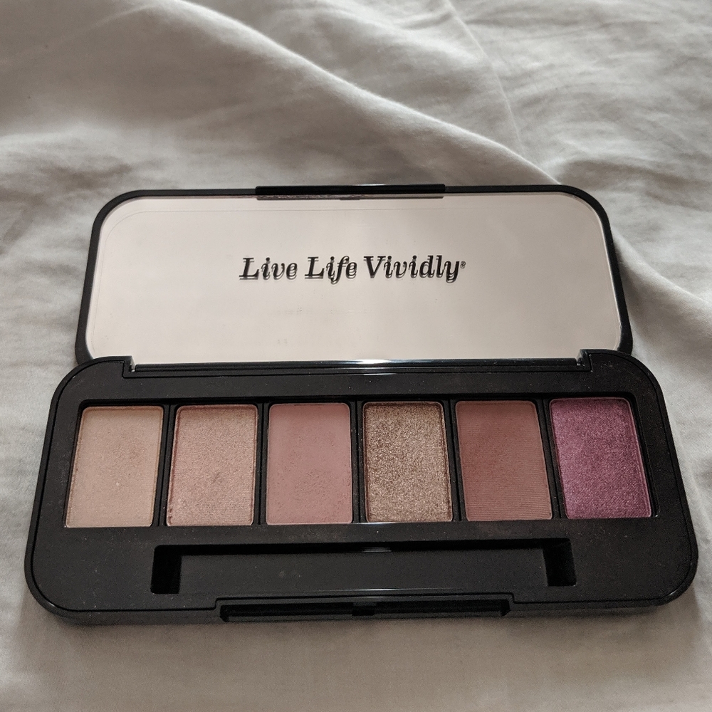 BUXOM Dolly's Wild Side Eyeshadow Pallette - Picture 3 of 4